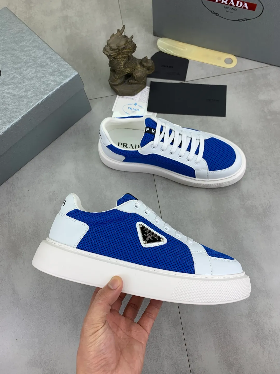 Men's shoes 💰P580💰 [New style] High version official website popular models are on the market, 🆘 Trendy brand (Prada) mainly promotes popular models, avant-garde and versatile fashion men's shoes private version mold opening, cowhide surface splicing 1:1.. Fashionable and simple, original imported cowhide lining cowhide feet; the atmosphere and personality are more fashionable, eye-catching and pursuing class. It will subvert the old idea and be a must-have for fashion trendsetters with you! Must keep it for yourself! Tall and comfortable, large and low, high-end quality workmanship. Size: 38-44 6️⃣colors available.